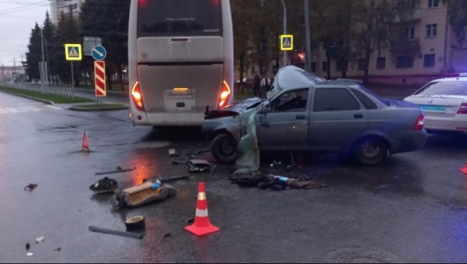 В столкновении легковушки и автобуса 19-летний водитель получил множественные травмы