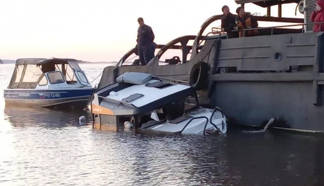 В Чувашии на Волге катер врезался в баржу