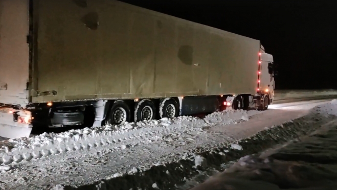 В Волжском районе после закрытия трассы на дороге застряли большегрузы