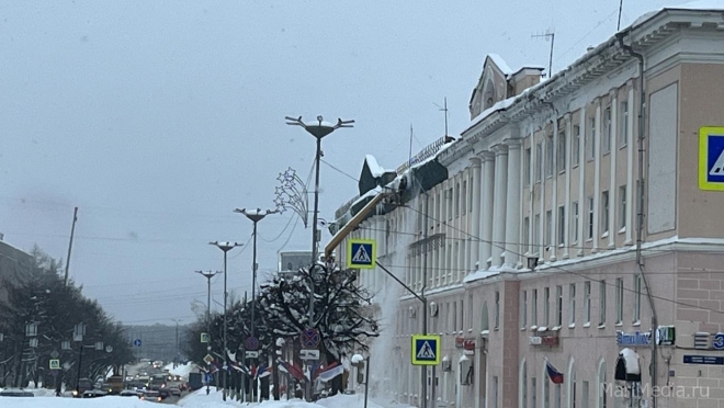 В центре Йошкар-Олы расчищают от снега и сосулек крыши зданий