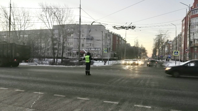 В Медведево работает регулировщик