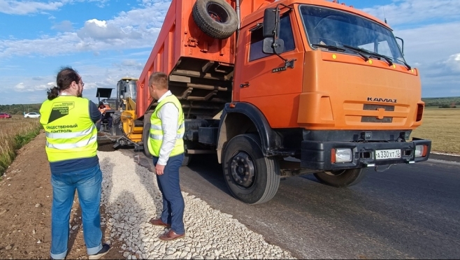 Общественники проверили ремонт дороги в Оршанском районе