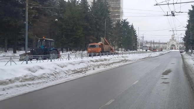 Уборка улиц Йошкар-Олы не прекращается даже в праздники