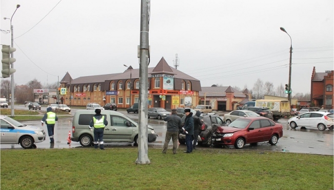 Водитель Lada Granta не успел проскочить перекрёсток на красный свет