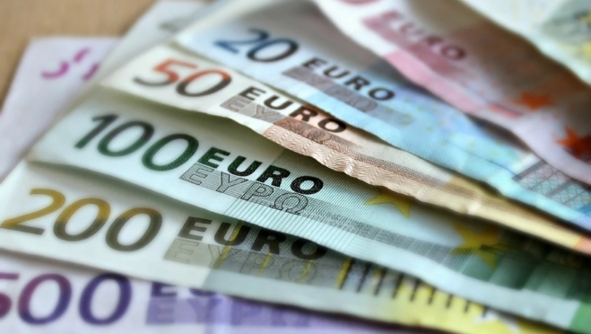 Курс европейской валюты перешагнул рубеж в 90 рублей