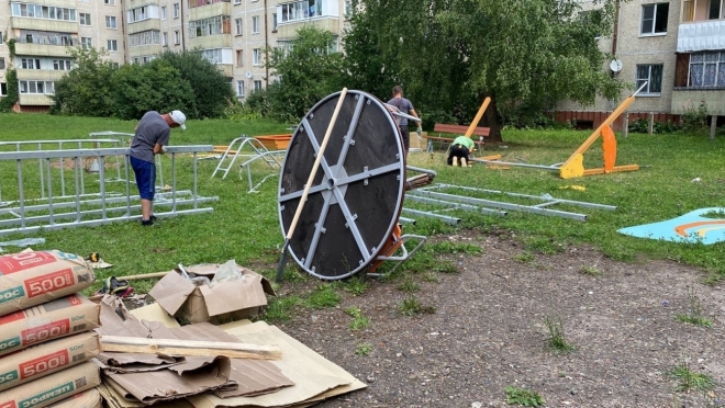 В одном из самых больших дворов в Девятом микрорайоне Йошкар-Олы устанавливают детскую площадку