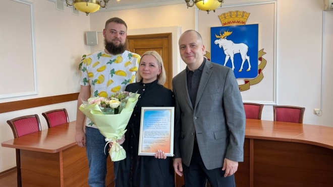 Мэр Йошкар-Олы вручил молодой многодетной семье сертификат на жильё