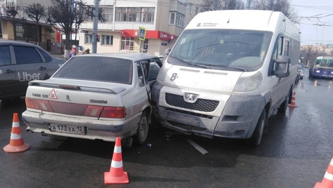 В Йошкар-Оле на перекрёстке столкнулись «ВАЗ-2115» и микроавтобус