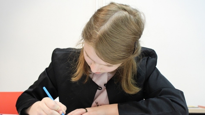 Школьница, сдав ЕГЭ по обществознанию, отправила учебник на апелляцию