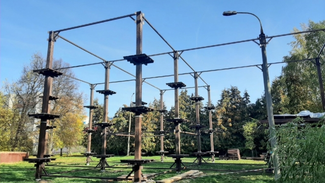В парке культуры и отдыха устанавливают опоры для верёвочного городка