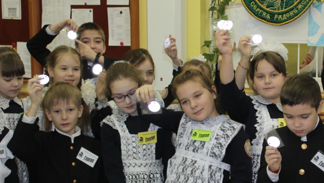 Школьникам православной гимназии в Йошкар-Оле подарили 500 световозвращающих брелоков