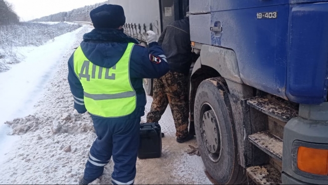Госавтоинспекторы пришли на помощь водителю большегруза в Куженерском районе