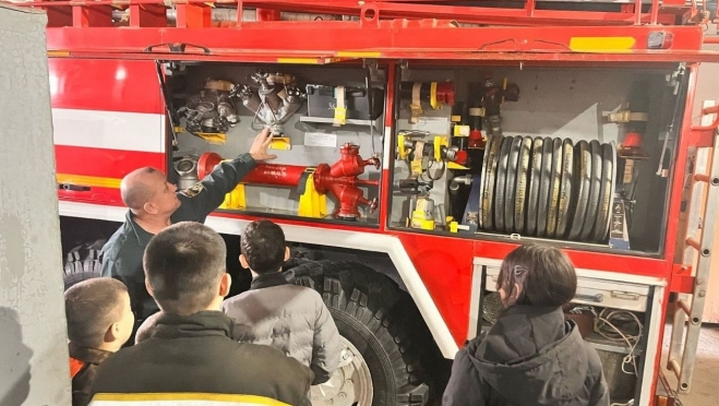 В гости к пожарным из посёлка Морки пришли воспитанники клуба приёмных детей