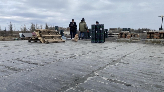 Бригада из Марий Эл ремонтирует крышу в посёлке Трудовое в Куйбышевском районе