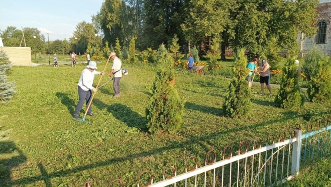 Жители Орши к Дню села привели в порядок парк Победы