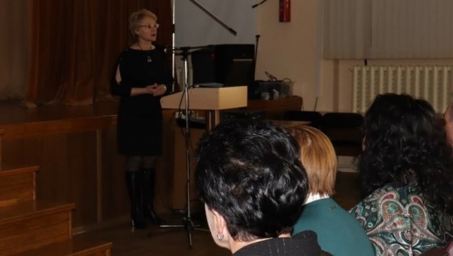 Руководитель Минобрнауки Марий Эл призвала снизить отчётную нагрузку для учителей