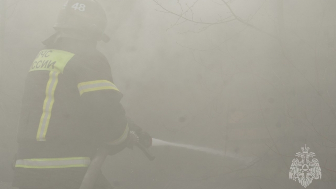 В Советском районе четверо пожарных тушили горящий автомобиль