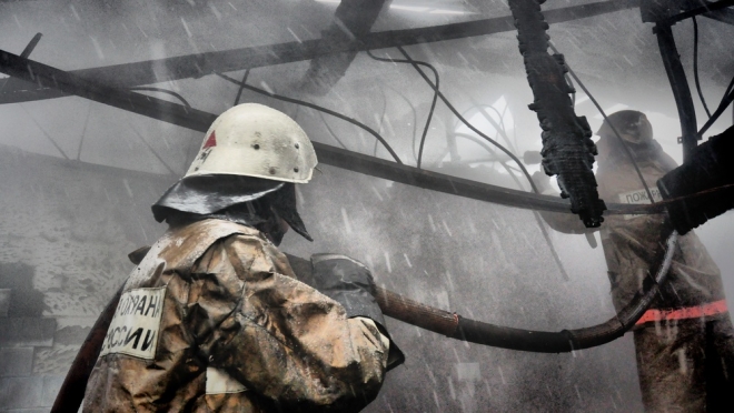 В Моркинском районе сильный пожар охватил надворные постройки и дом