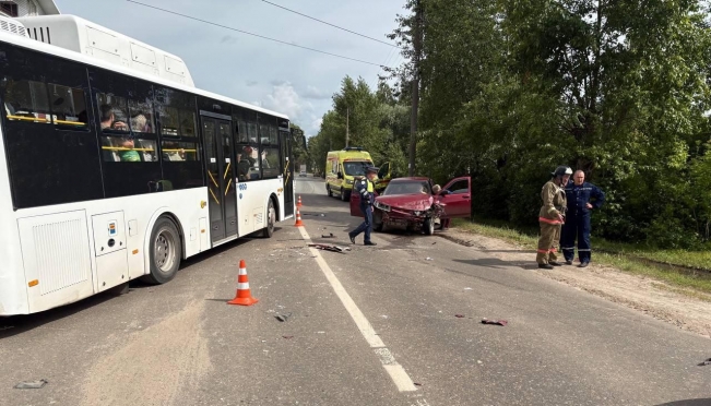В Волжске на улице Щорса столкнулись два легковых автомобиля и автобус