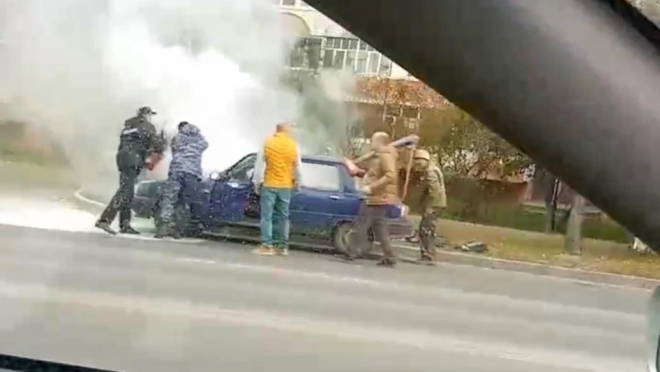 В Йошкар-Оле сотрудники Росгвардии сегодня тушили загоревшийся автомобиль