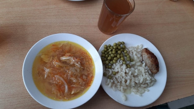 Учителей хотят кормить горячей едой бесплатно