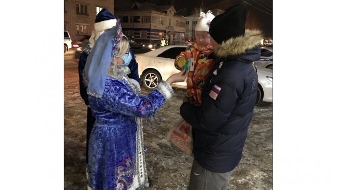 В Волжском районе Дед Мороз нашёл двоих детей, которых перевозили неправильно