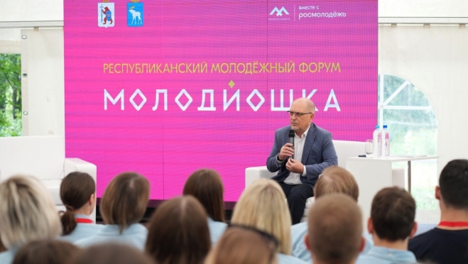 Председатель марийского парламента поделился опытом госслужбы с молодёжью