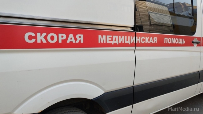 В Казани автомобиль сбил людей на автобусной остановке