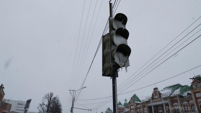 В Йошкар-Оле снегопад залепил светофоры