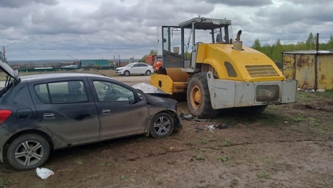В Советском районе иномарка врезалась в грунтовый каток
