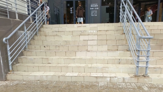 В Йошкар-Оле после обращения горожанина в госпаблик отремонтировали ступеньки возле одного из ТЦ