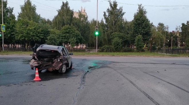 В Йошкар-Оле пьяный водитель Subaru протаранил машину и мачту освещения
