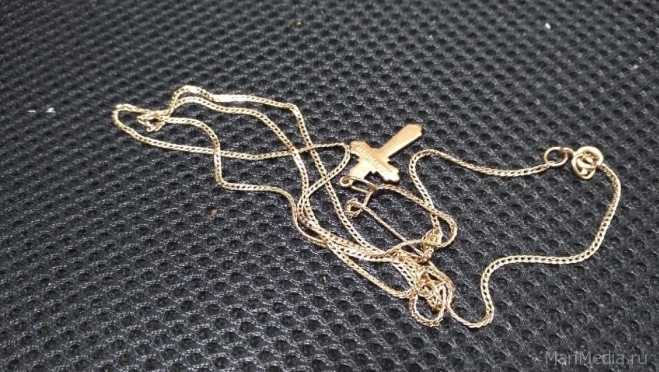 Йошкаролинка, поправляя волосы школьнице, сняла с неё золотые украшения