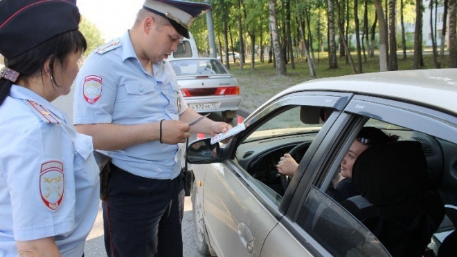В Йошкар-Оле сотрудники ДПС проверяют машины с детьми