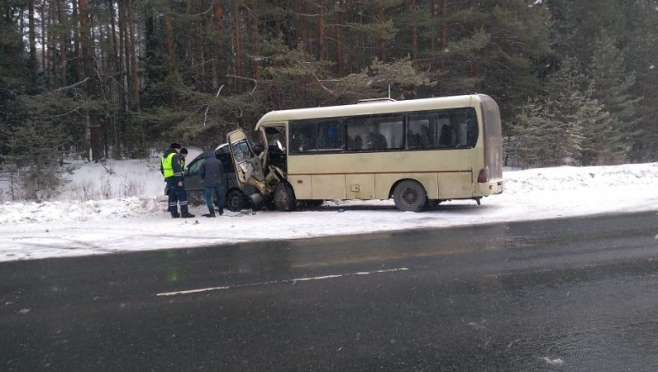 Стали известны причины столкновения иномарки с автобусом