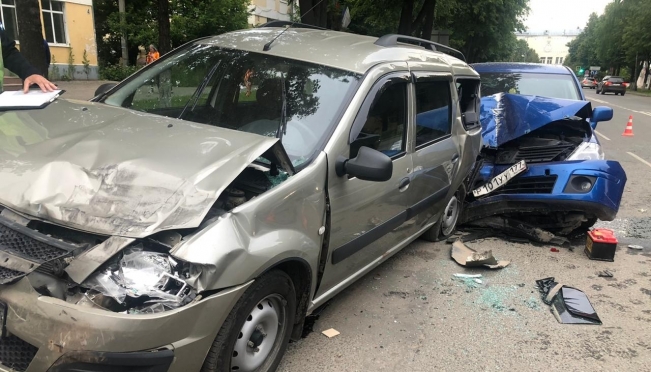 Сотрудники ГИБДД устанавливают обстоятельства ДТП в Йошкар-Оле