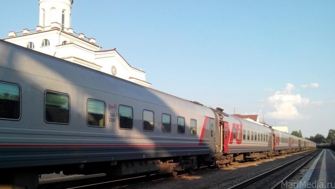 Туристический состав из 12 вагонов везёт в Йошкар-Олу около 300 юных туристов