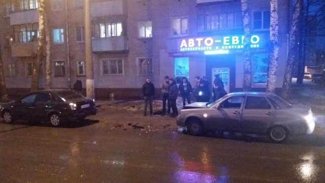 18-летний водитель врезался в припаркованную машину в Йошкар-Оле