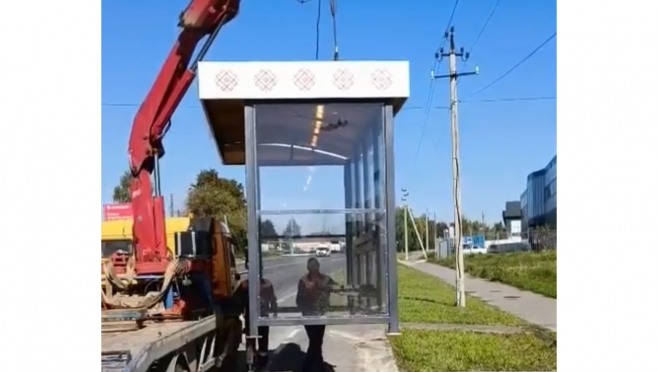 На остановке по Кокшайскому тракту установили новый современный павильон