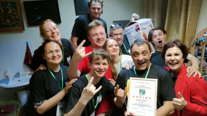 Артисты русской драмы привезли спецприз от «Весёлой козы»