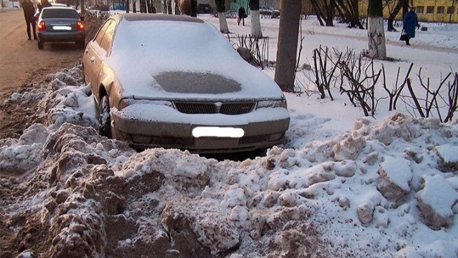 Жителей Йошкар-Олы просят не оставлять машины вдоль дорог
