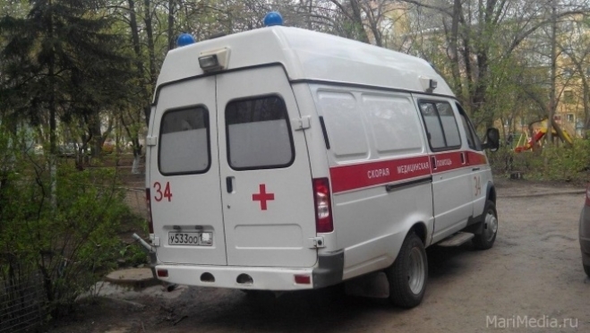 В Ургакше при строительстве сруба на рабочего упало бревно