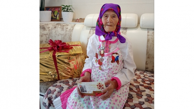 Коллектив Волжского городского суда навестил ветерана ВОВ