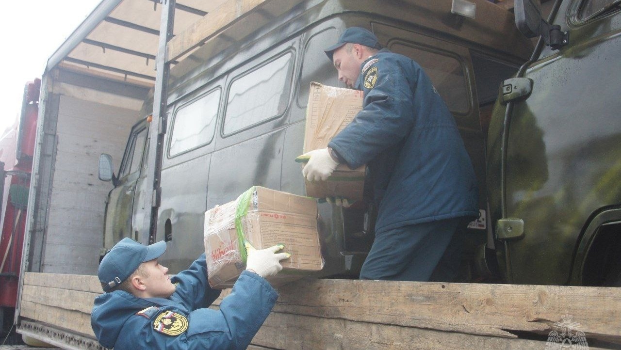 Спасатели Марий Эл загрузили фуры с гуманитарной помощью для бойцов СВО