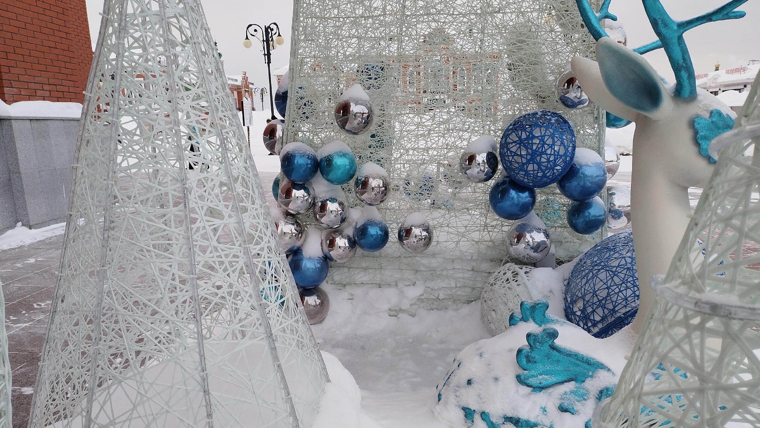 В Йошкар-Оле вандалы раскидали шары новогодней инсталляции по площади у фонтана