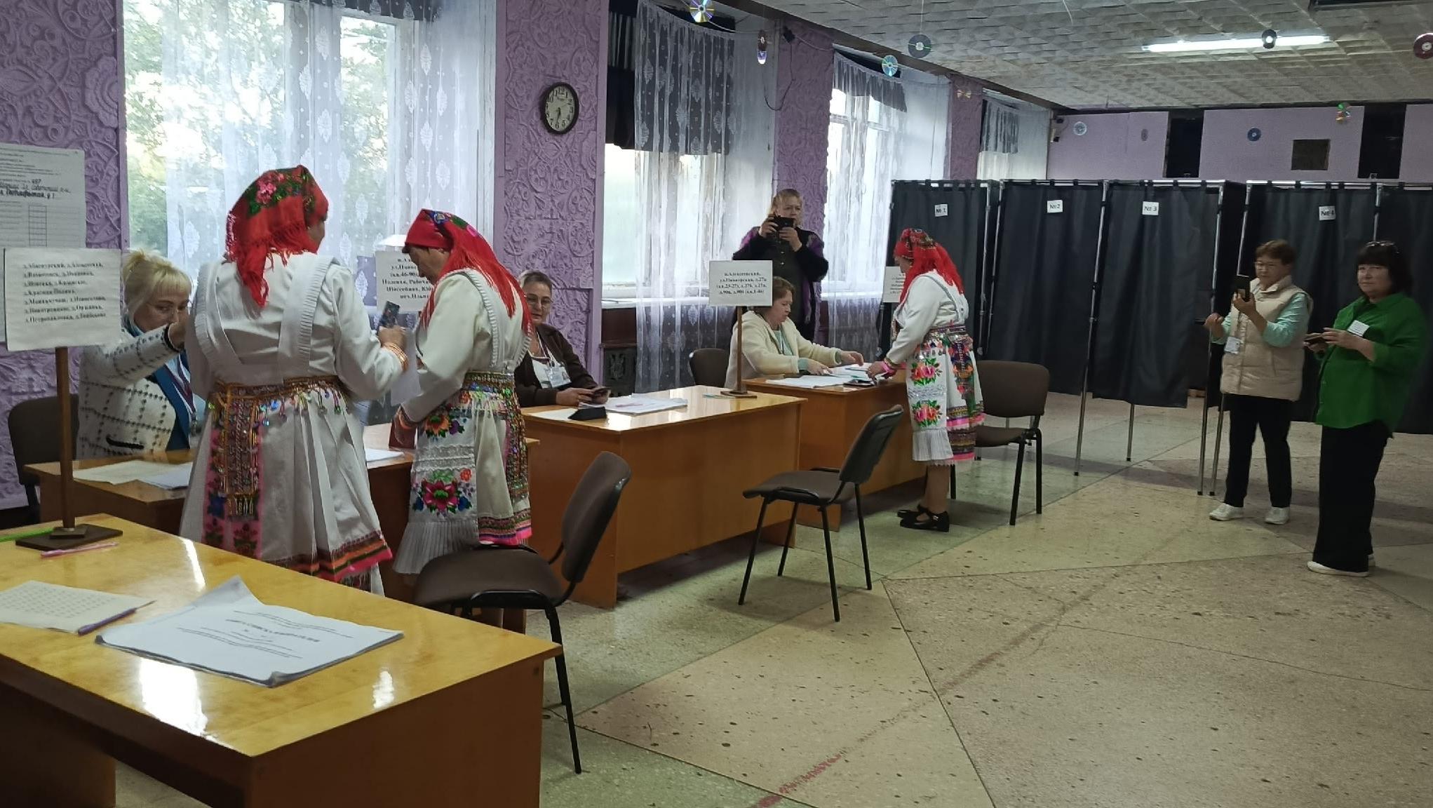 На голосование в Марий Эл приходят с гармонями и целыми ансамблями