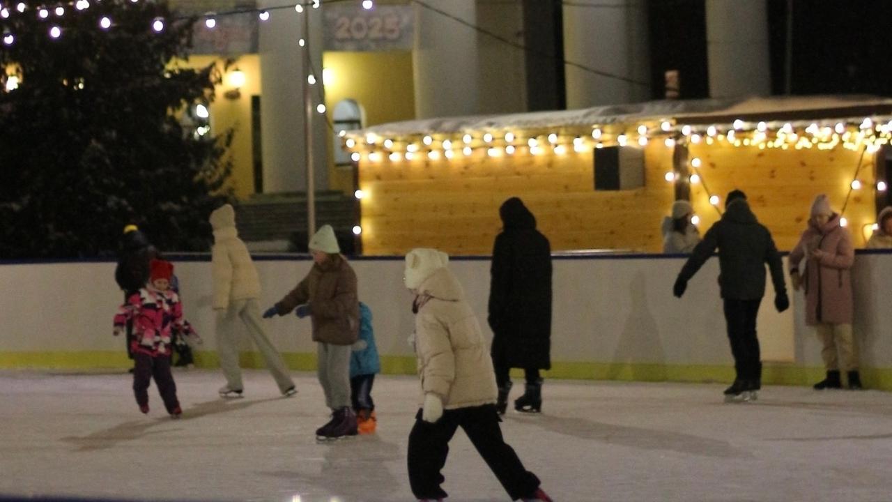 Более 2 тысяч детей бесплатно покатались на катке возле главной ёлки Марий Эл