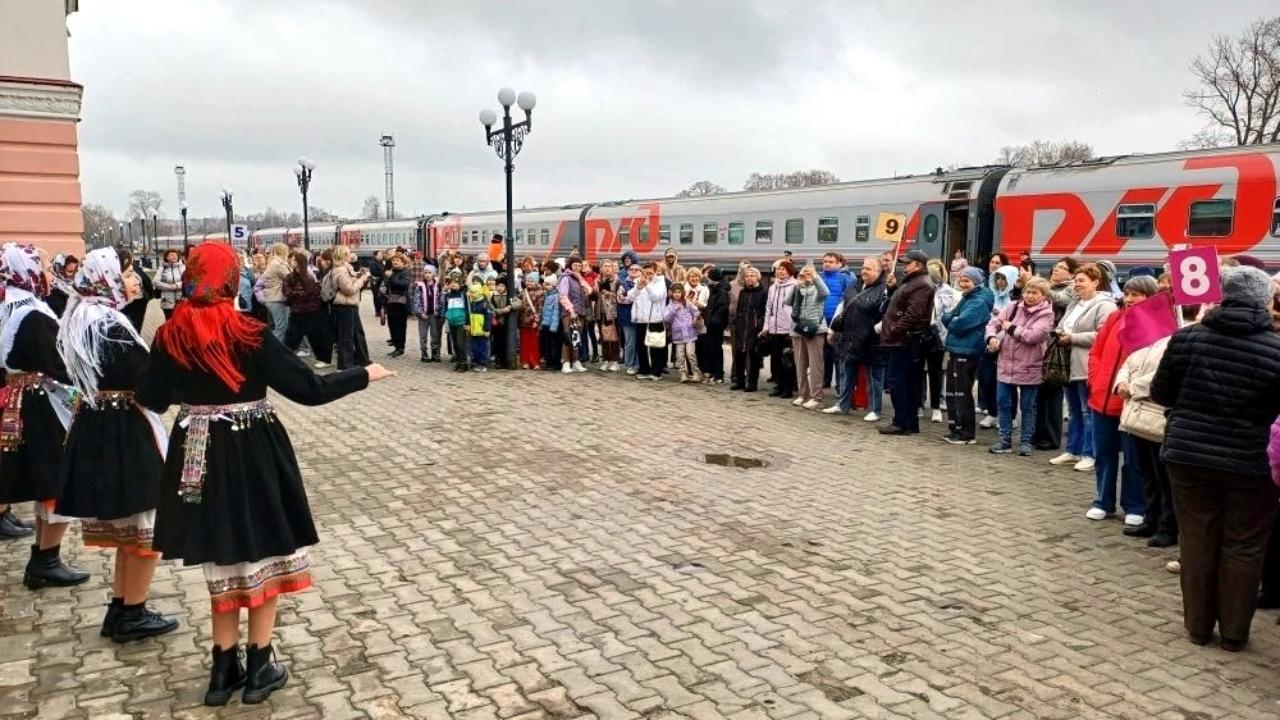 В Йошкар-Олу прибыл поезд с 450 туристами