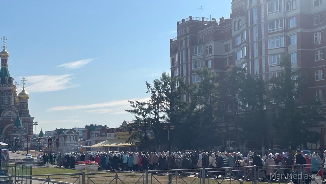 В Йошкар-Оле Мироносицкую икону пронесли сегодня от Вознесенского храма до кафедрального собора