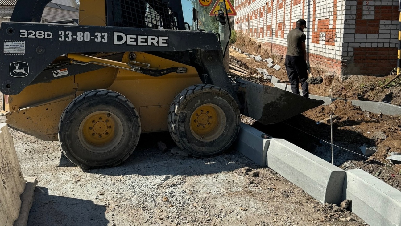 На улице Шумелёва в Йошкар-Оле устанавливают бортовые камни